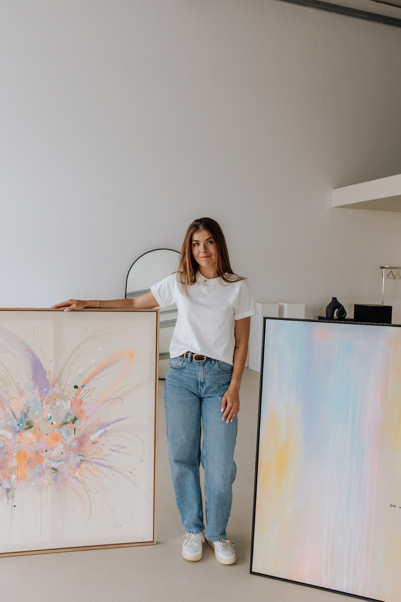 Künstlerin Farbenrausch Art mit zwei Pastell-Gemälden im Atelier